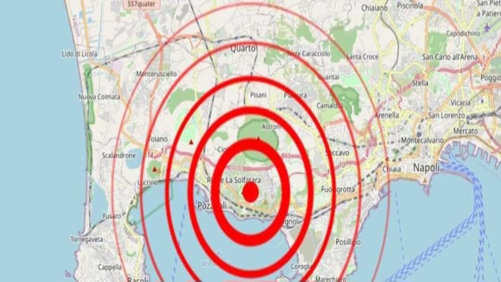 In Italy, a very strong earthquake has just shaken the region: panic and people in the streets. (2/2)