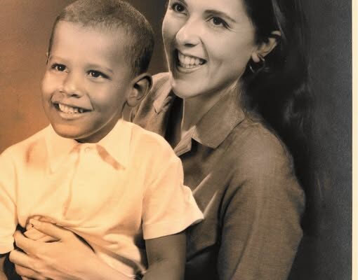 At 20, She Was a Single Mom—Her Son Went On to Become President! Who Are They?