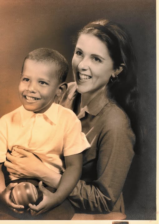 At 20, She Was a Single Mom—Her Son Went On to Become President! Who Are They?