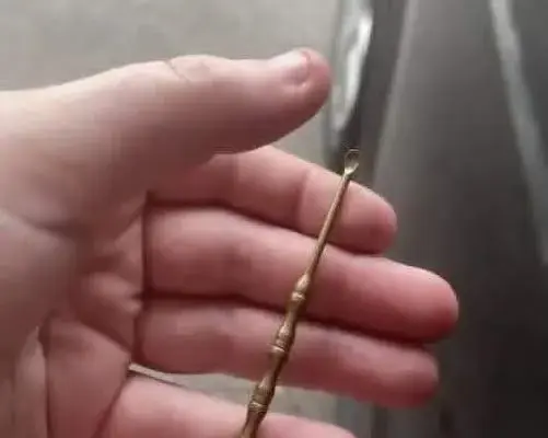 What Is This Small Metal Tool? A Complete Guide to Ear Picks, Their Uses, and Safety