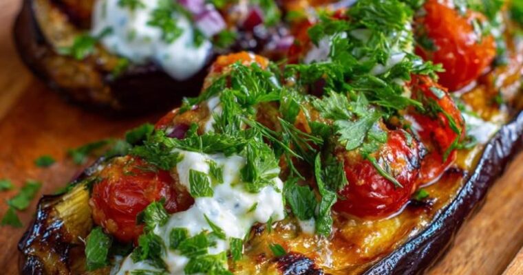 Aubergines rôties à l’ail, tomates et sauce au yaourt